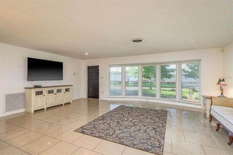 House in Saint Petersburg, Florida 5 bedrooms, 197.88 sq.m. № 1584823 - photo 8