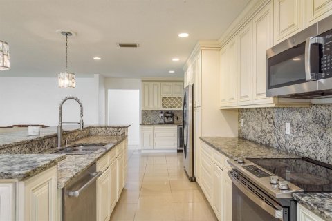 House in Saint Petersburg, Florida 5 bedrooms, 197.88 sq.m. № 1584823 - photo 4