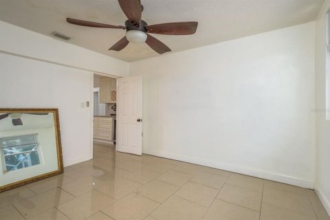 House in Saint Petersburg, Florida 5 bedrooms, 197.88 sq.m. № 1584823 - photo 18