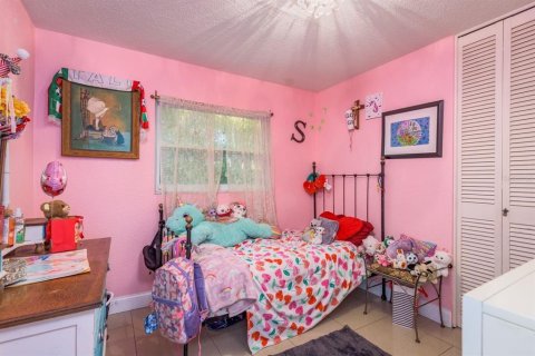 House in Saint Petersburg, Florida 5 bedrooms, 197.88 sq.m. № 1584823 - photo 22