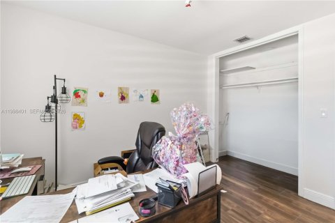 House in Cutler Bay, Florida 4 bedrooms, 162.02 sq.m. № 2064306 - photo 21