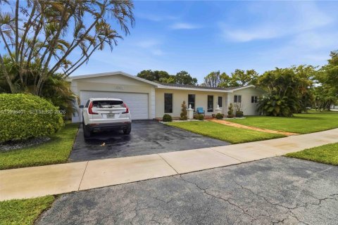 House in Cutler Bay, Florida 4 bedrooms, 162.02 sq.m. № 2064306 - photo 2