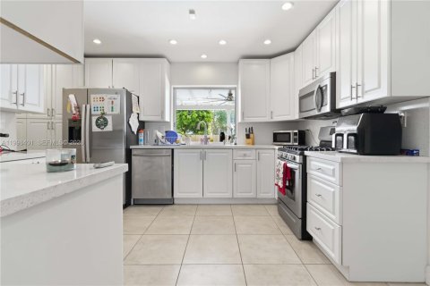 House in Cutler Bay, Florida 4 bedrooms, 162.02 sq.m. № 2064306 - photo 11