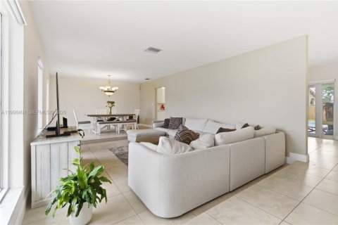 House in Cutler Bay, Florida 4 bedrooms, 162.02 sq.m. № 2064306 - photo 5