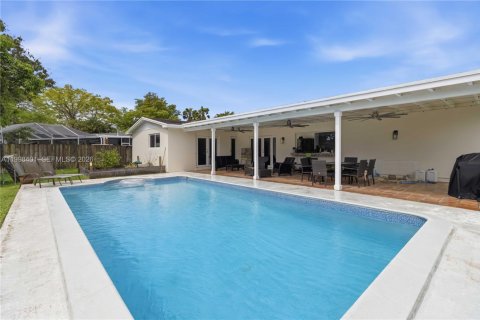 House in Cutler Bay, Florida 4 bedrooms, 162.02 sq.m. № 2064306 - photo 27