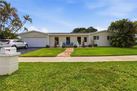 House in Cutler Bay, Florida 4 bedrooms, 162.02 sq.m. № 2064306