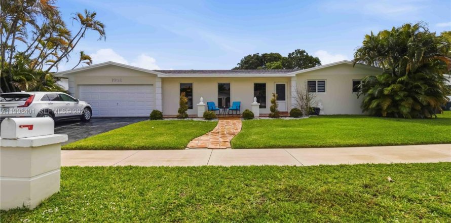 House in Cutler Bay, Florida 4 bedrooms, 162.02 sq.m. № 2064306