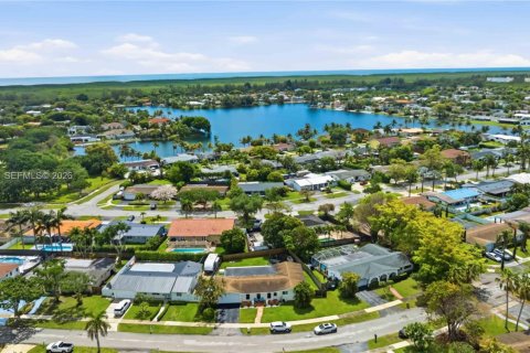 House in Cutler Bay, Florida 4 bedrooms, 162.02 sq.m. № 2064306 - photo 22