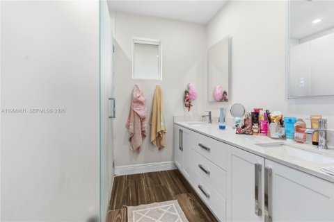 House in Cutler Bay, Florida 4 bedrooms, 162.02 sq.m. № 2064306 - photo 20