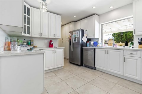 House in Cutler Bay, Florida 4 bedrooms, 162.02 sq.m. № 2064306 - photo 10