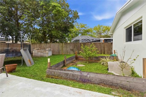 House in Cutler Bay, Florida 4 bedrooms, 162.02 sq.m. № 2064306 - photo 24