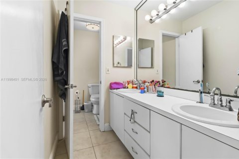 House in Cutler Bay, Florida 4 bedrooms, 162.02 sq.m. № 2064306 - photo 14