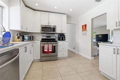 House in Cutler Bay, Florida 4 bedrooms, 162.02 sq.m. № 2064306 - photo 12