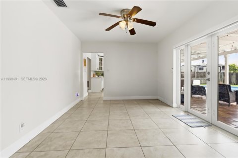 House in Cutler Bay, Florida 4 bedrooms, 162.02 sq.m. № 2064306 - photo 13