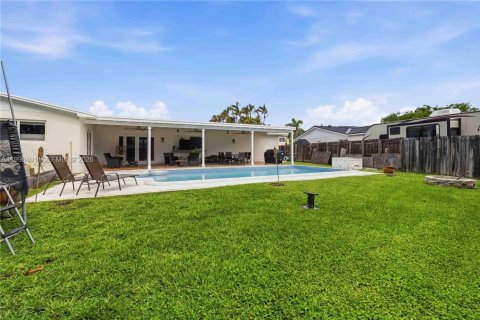 House in Cutler Bay, Florida 4 bedrooms, 162.02 sq.m. № 2064306 - photo 25