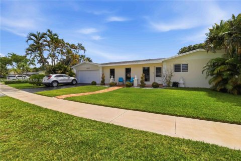 House in Cutler Bay, Florida 4 bedrooms, 162.02 sq.m. № 2064306 - photo 3