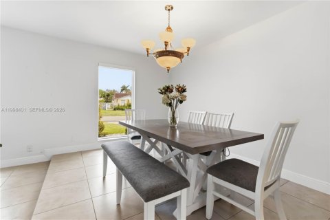 House in Cutler Bay, Florida 4 bedrooms, 162.02 sq.m. № 2064306 - photo 9
