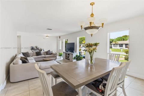 House in Cutler Bay, Florida 4 bedrooms, 162.02 sq.m. № 2064306 - photo 8