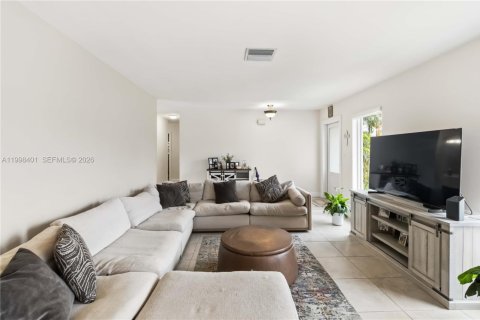 House in Cutler Bay, Florida 4 bedrooms, 162.02 sq.m. № 2064306 - photo 7