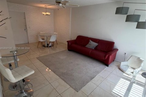 Condo in Sunny Isles Beach, Florida, 1 bedroom № 2086773 - photo 2