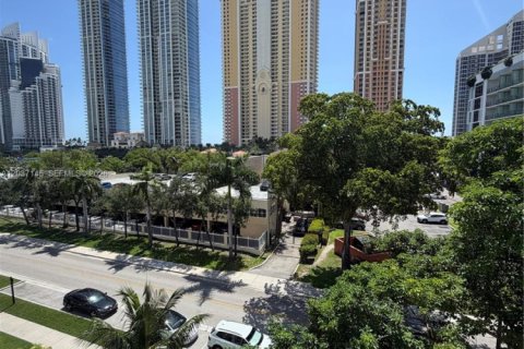 Condo in Sunny Isles Beach, Florida, 1 bedroom № 2086773 - photo 10