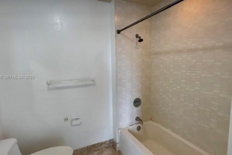 Condominio en alquiler en Miami, Florida, 1 dormitorio, 54.63 m2 № 1991409 - foto 12