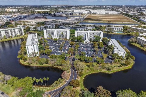 Condo in Pompano Beach, Florida, 2 bedrooms  № 2088386 - photo 3