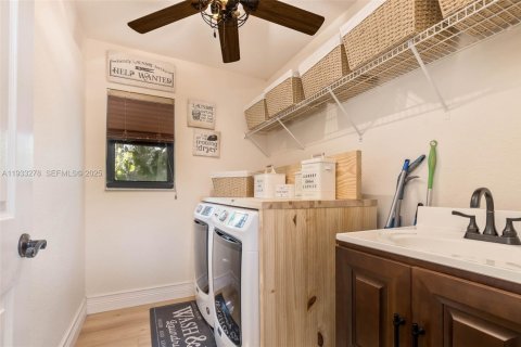 Casa en venta en Homestead, Florida, 4 dormitorios, 218.04 m2 № 1991183 - foto 27