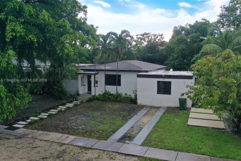 Casa en venta en North Miami, Florida, 3 dormitorios, 121.14 m2 № 2002477 - foto 2