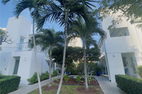 Снять в аренду виллу или дом в Майами-Бич, Флорида 1 спальня, № 1973014 - фото 1