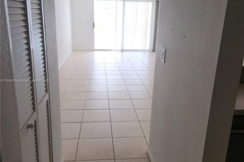 Condo in Fort Lauderdale, Florida, 2 bedrooms  № 1923639 - photo 16