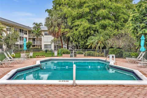 Condo in Fort Lauderdale, Florida, 2 bedrooms  № 1923639 - photo 11