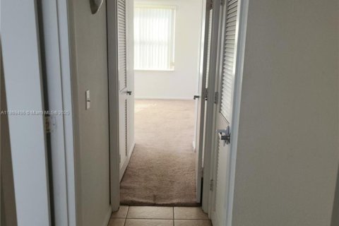 Condo in Fort Lauderdale, Florida, 2 bedrooms  № 1923639 - photo 27