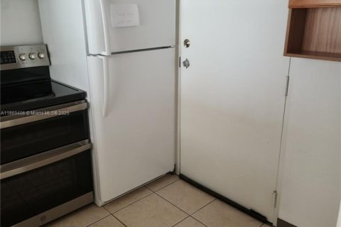 Condo in Fort Lauderdale, Florida, 2 bedrooms  № 1923639 - photo 17