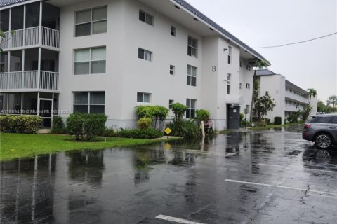 Condo in Fort Lauderdale, Florida, 2 bedrooms  № 1923639 - photo 2