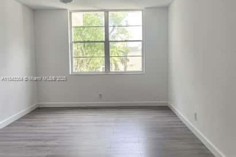 Condo in Lauderdale Lakes, Florida, 1 bedroom  № 1836198 - photo 9