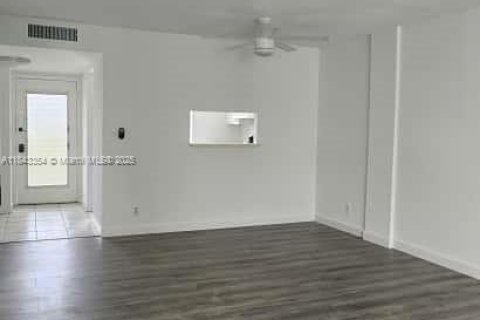 Condo in Lauderdale Lakes, Florida, 1 bedroom  № 1836198 - photo 1