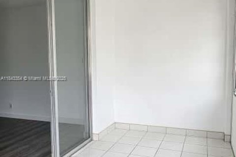 Condo in Lauderdale Lakes, Florida, 1 bedroom  № 1836198 - photo 16