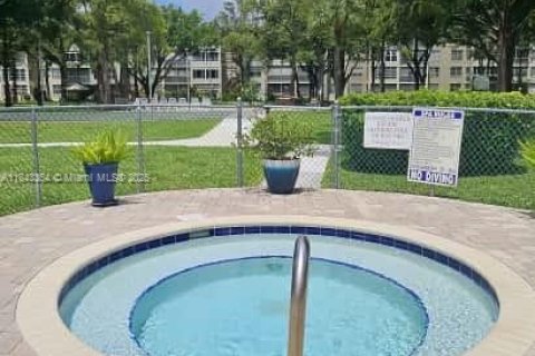 Condo in Lauderdale Lakes, Florida, 1 bedroom  № 1836198 - photo 15
