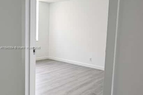 Condo in Lauderdale Lakes, Florida, 1 bedroom  № 1836198 - photo 8