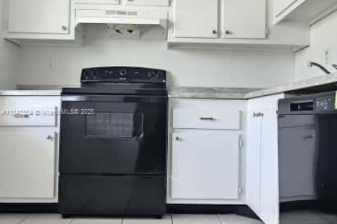 Condo in Lauderdale Lakes, Florida, 1 bedroom  № 1836198 - photo 2