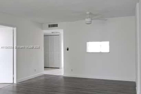 Condo in Lauderdale Lakes, Florida, 1 bedroom  № 1836198 - photo 27