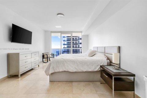 Condominio en alquiler en Hallandale Beach, Florida, 2 dormitorios, 135.45 m2 № 1865307 - foto 17