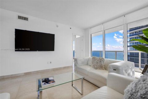 Condominio en alquiler en Hallandale Beach, Florida, 2 dormitorios, 135.45 m2 № 1865307 - foto 19
