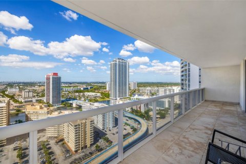 Condominio en alquiler en Hallandale Beach, Florida, 2 dormitorios, 135.45 m2 № 1865307 - foto 7