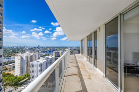 Condominio en alquiler en Hallandale Beach, Florida, 2 dormitorios, 135.45 m2 № 1865307 - foto 9