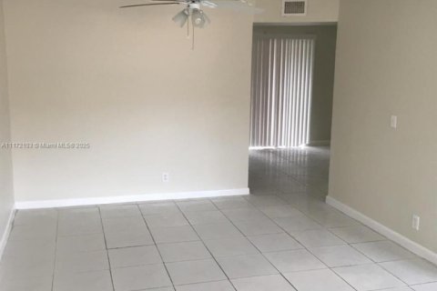 Townhouse in Sunrise, Florida 3 bedrooms, 118.54 sq.m. № 1887260 - photo 2