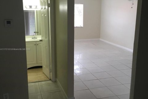 Townhouse in Sunrise, Florida 3 bedrooms, 118.54 sq.m. № 1887260 - photo 11