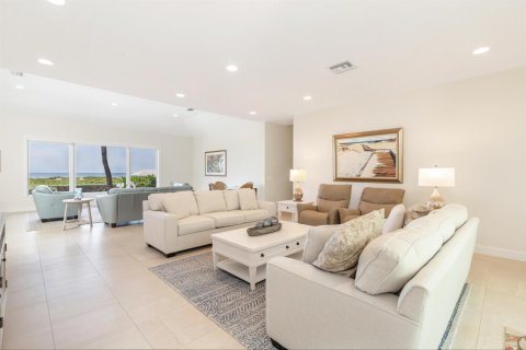 House in Palm Beach, Florida 7 bedrooms, 626.81 sq.m. № 2181423 - photo 18