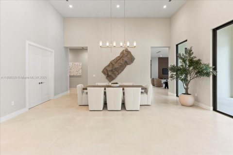 Villa ou maison à vendre à Miami, Floride: 5 chambres, 465.07 m2 № 1949329 - photo 15